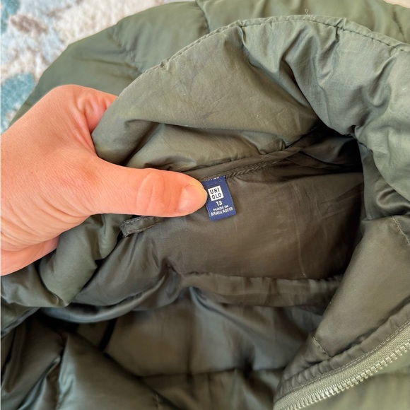 Uniqlo pastel green puffer jacket, super lightweight and very warm size 13Y - Picture 8 of 10